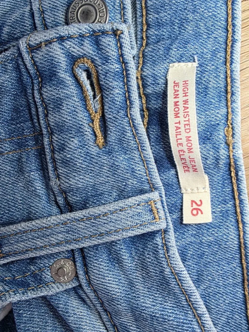 NWOT Levis High Waisted Mom Jean - Size 26 - Picture 2 of 3